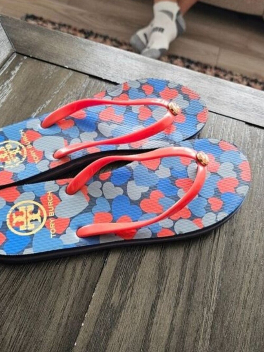 Tory Burch Hearts Gold Logo Flip Flops. - Picture 5 of 8